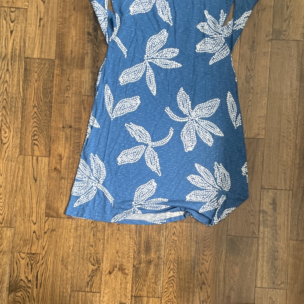 Elegant Blue and White Midi Dress - Picture 10 of 10
